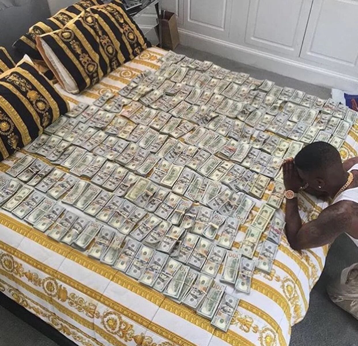 Живешь и делаешь деньги. Куча денег. Богатство деньги роскошь. Комната с деньгами. Деньги на кровати.