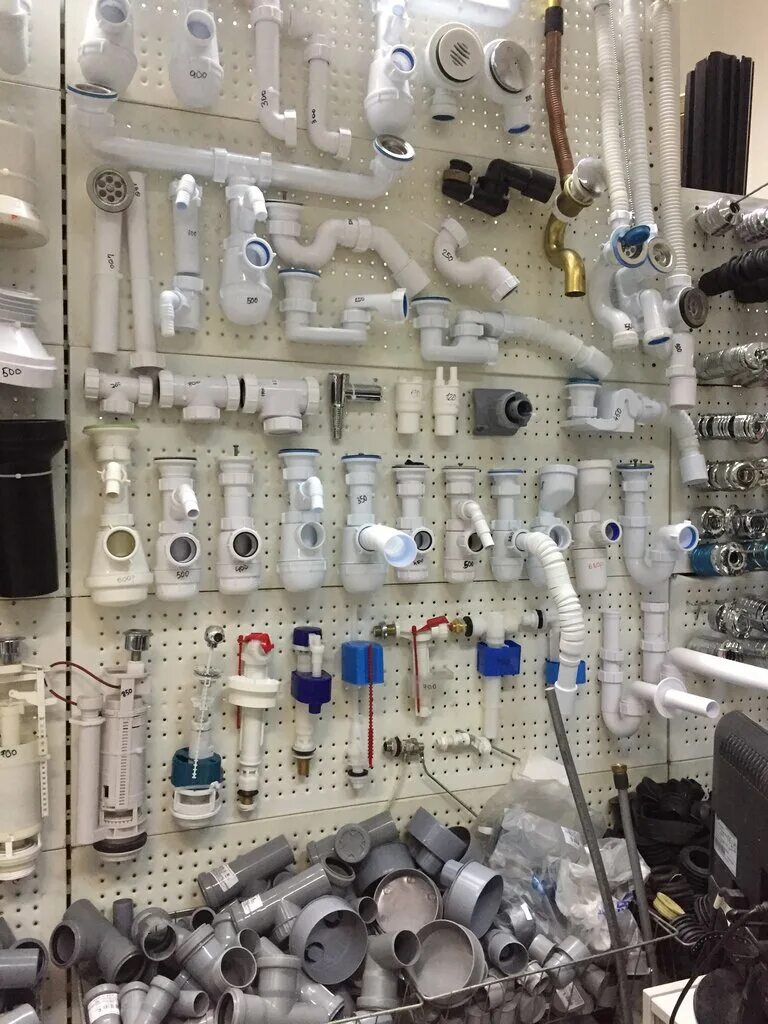 Где продается сантехника. Выкладка в магазине сантехники. Где продается сантехника. Оборудование для ванных комнат и туалетов. Сантехника.