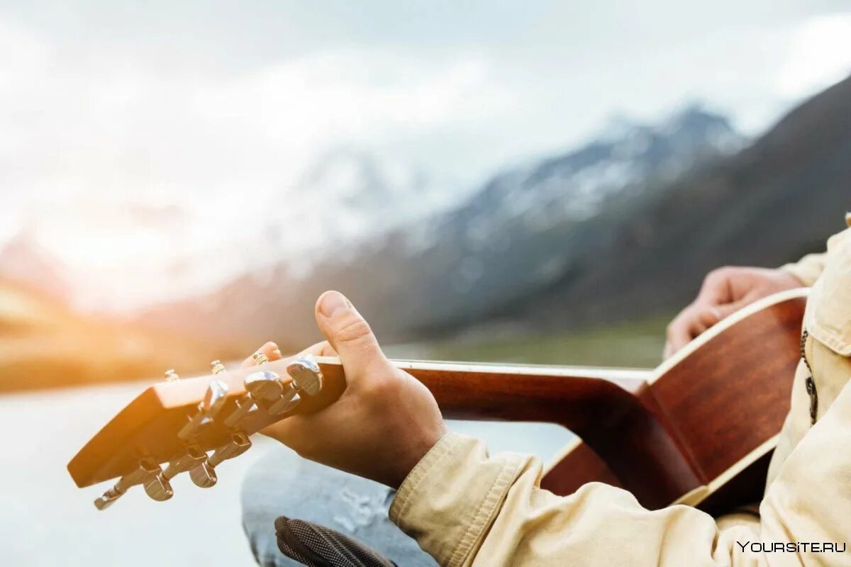 Дом на горе на гитаре. Гитара закат. Death crystal mountain. Гитара закат. Музыкант в горах.