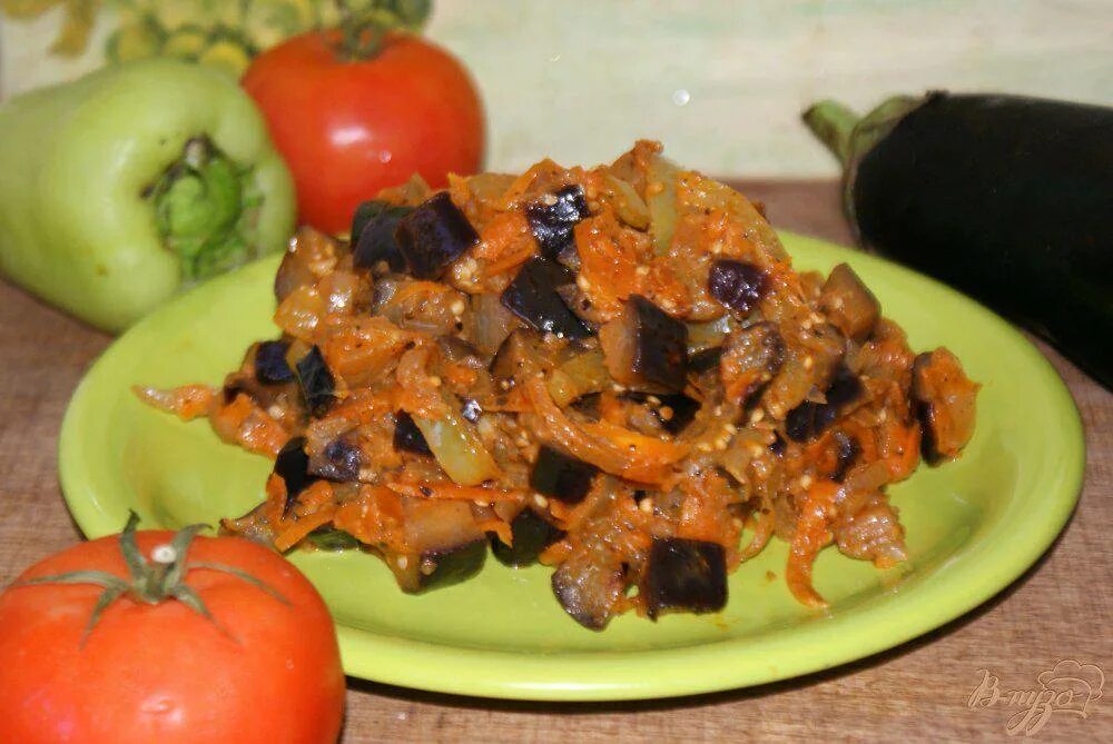 Как вкусно потушить баклажаны с помидорами. Баклажаны тушеные с овощами. тушеные синенькие. баклажаны тушеные с овощами на сковороде. баклажаны тушеные с помидорами.