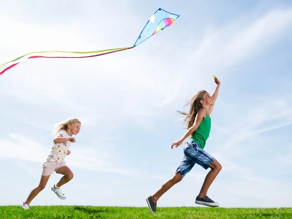 Kid flying. Счастливые дети на природе. Ребенок с воздушным змеем. Свобода семья. Kids playing Kite.