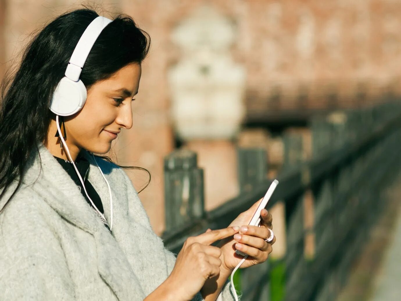 They listening to music now. Девушка в наушниках. Человек в наушниках. Прогулка в наушниках. Молодежь с наушниками.