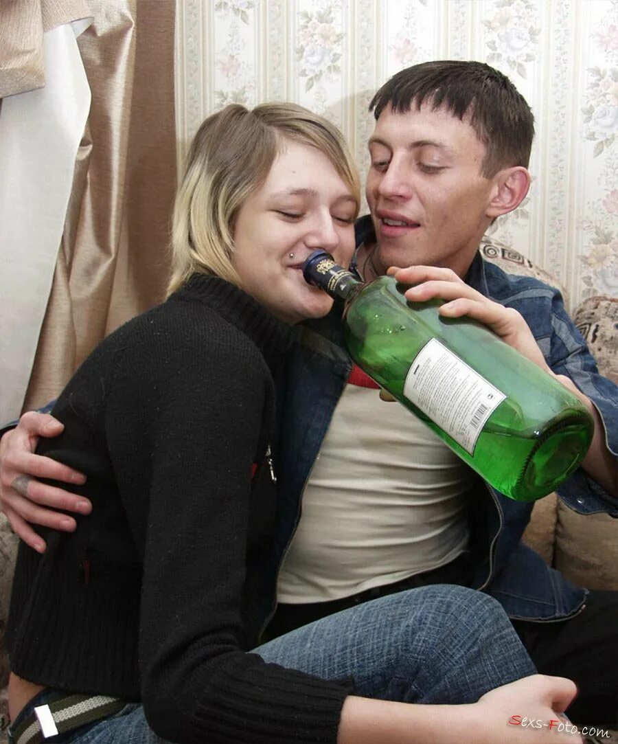 Молодой парень напоил девушку. Пьяные русские мамочки. Пьяные зрелые с молодыми.