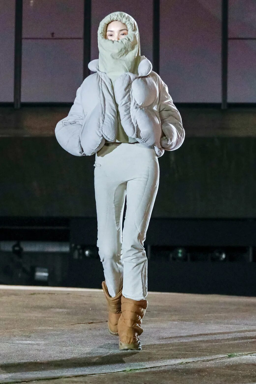 Канье Уэст одежда Yeezy. Kanye West Puffer Jacket. Yeezy одежда