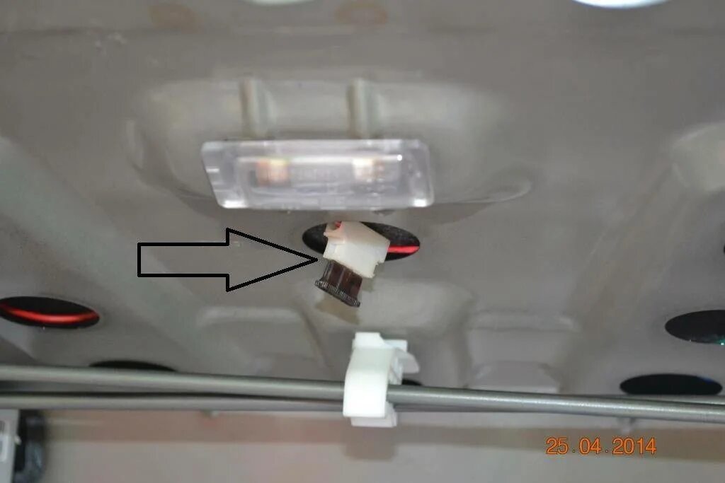 Как заменить лампочку в багажнике лада гранта Removing the trunk light and replacing the lamp Lada Granta