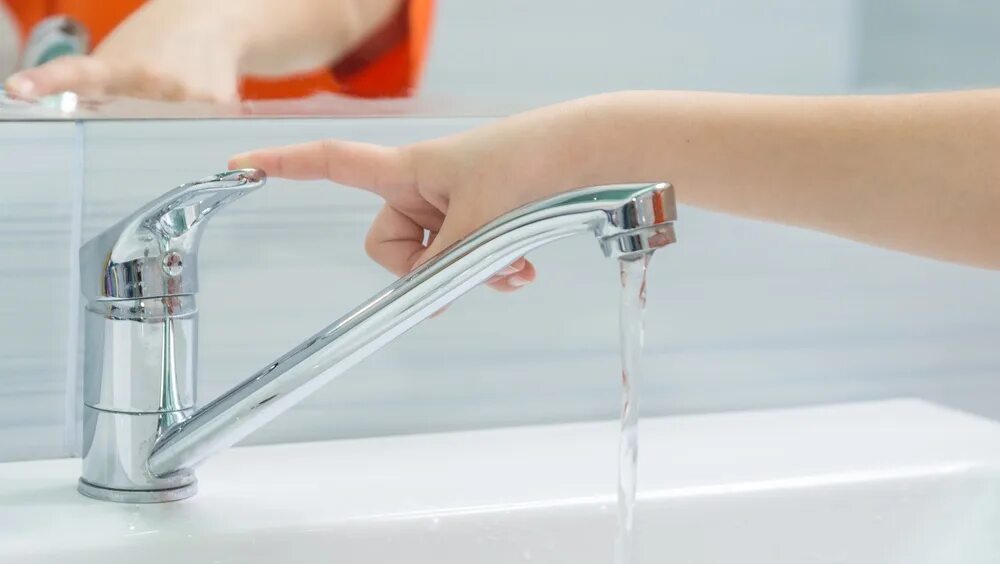 Из неплотно закрытого крана. Закрытый кран с водой. выключенный кран. закрыть кран. выключение крана с водой.