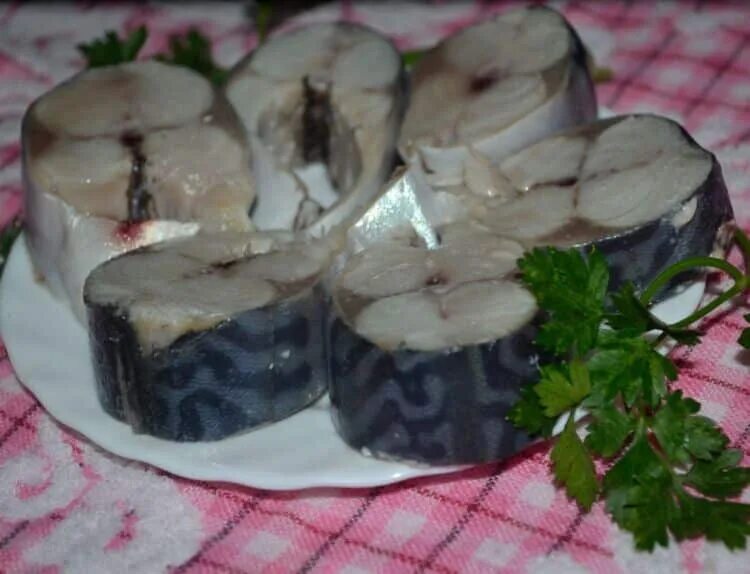 Рецепт скумбрии кусочками. Скумбрия пряного посола кусочками. скумбрия в рассоле кусочками. скумбрия в рассоле кусочками быстро. засолка скумбрии сухим способом.