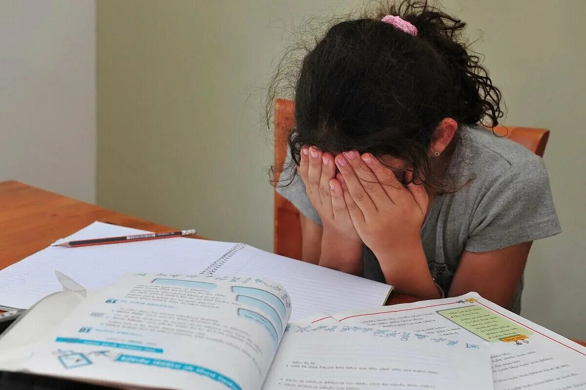 Плачет над уроками. Плачет из за учебы. Плачущая девочка за уроками. Стресс в школе.