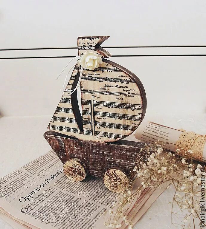 Серьги кораблики серебро. Газетный кораблик. Кораблик из газеты вчерашней. Кораблик из газеты вчерашней. Девушка в лодке.