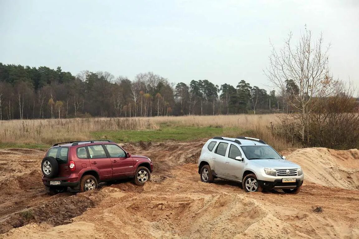 Chevrolet Niva vs Renault Duster. Рено Дастер и Нива. Нивы Нивы Шевроле Дастер. Дастер и Нива Шеви. Нива и нива шевроле сравнение