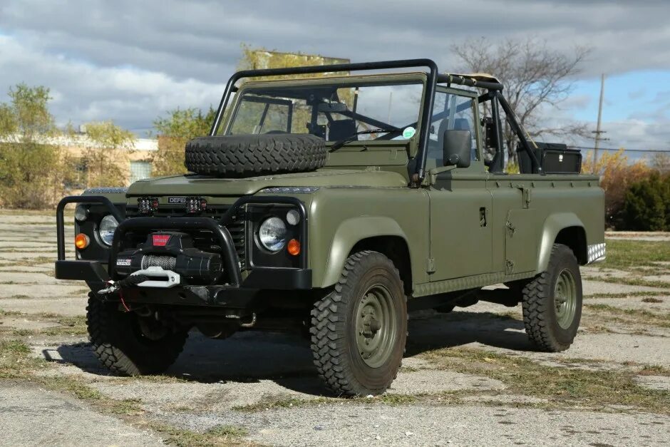 Defender 675. Ленд Ровер Дефендер 110. Ленд Ровер Дефендер 110 армейский. Ленд Ровер 110 военный. Ленд Ровер Дефендер милитари.