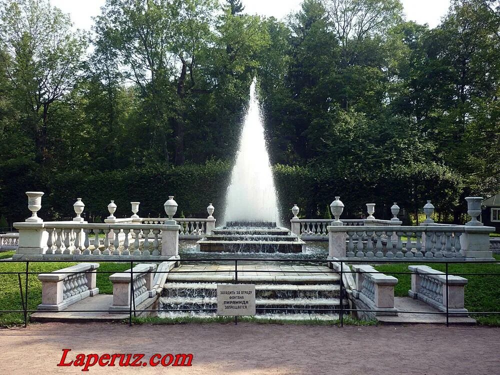 Фонтан старейшина в петергофе. Петродворец фонтан пирамида. петергоф нижний парк пирамида. петергоф римские фонтан пирамида. обелиск фонтан петергоф.