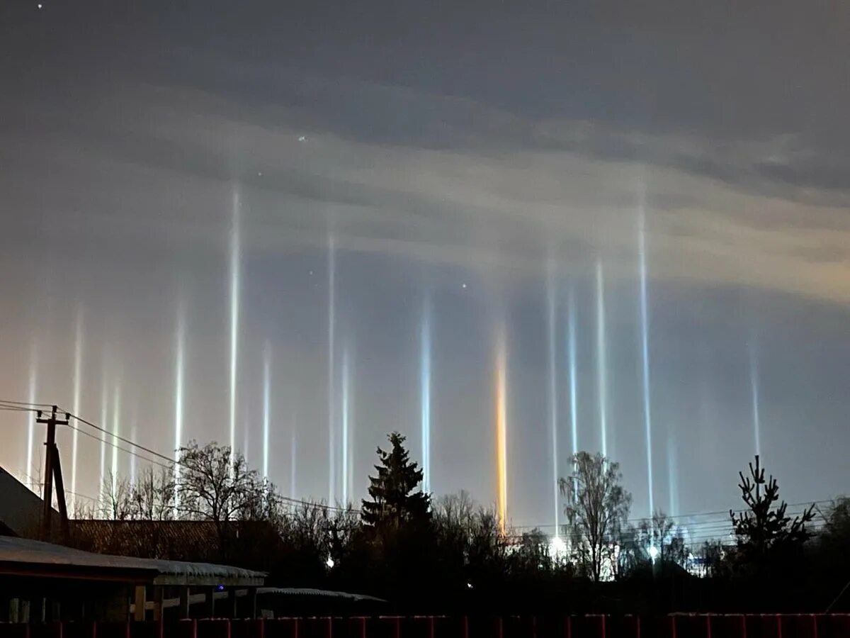 Почему свет от фонарей идет вверх. Световые столбы природное явление. Почему свет от фонарей идет вверх. Почему свет от фонарей идет вверх. Столбы света.