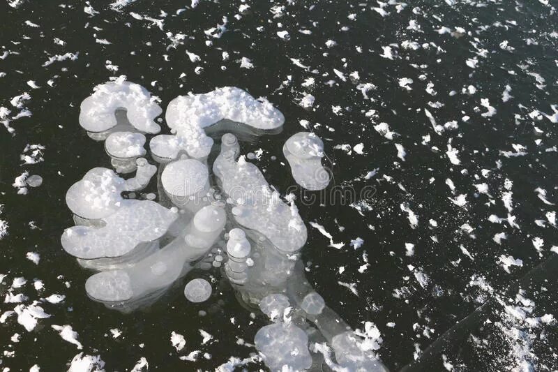 Воздух подо льдом. Воздух подо льдом. Метановые пузырьки лед байкала. Байкал лед метан. Лед замерзшая вода.