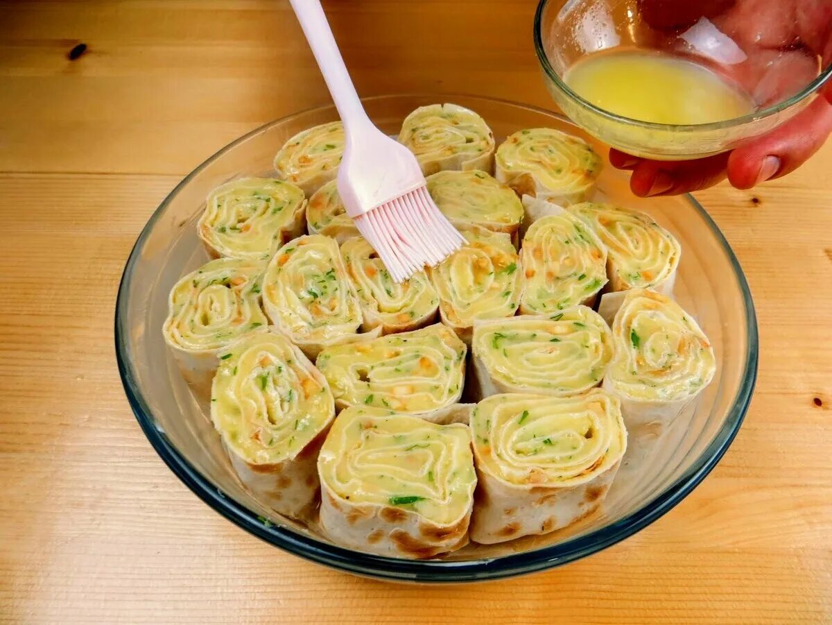 закуски из лаваша. завтрак из лаваша. колбаски в лаваше. вкусняшки из лаваша. рулетики с колбасой и сыром в лаваше.