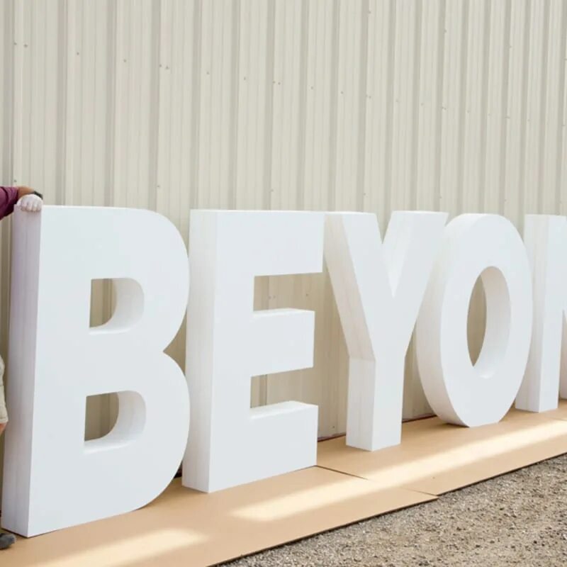 Буквы из бетона. Объемные надписи из пенопласта. Большие буквы из пенопласта. Большие объемные буквы. Объемные буквы из пенополистирола.