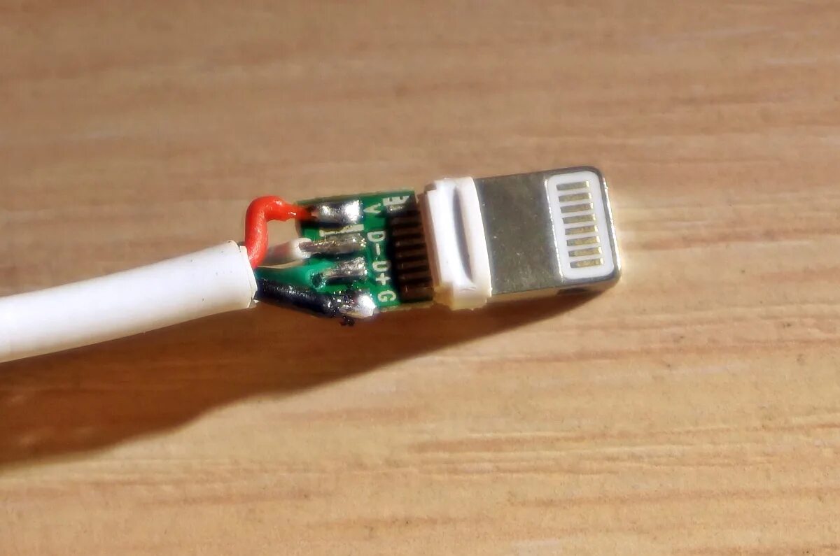Цвета зарядки айфон. Распайка usb айфон 6. Распайка разъема iphone lightning. Распиновка микро usb разъема для зарядки телефона 5 контактов. Кабель зарядки для iphone распиновка.