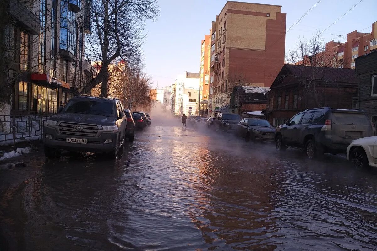 Затопленные улицы Самары. Лужа в Самаре. Наводнение в Самаре в 2019. Самара фонтан кипятка.