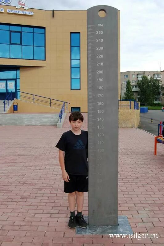 Линейка 110 см. Линейка деревянная 1 метр. Большая линейка. Линейка для измерения роста. Парк гигантских фигур миасс.