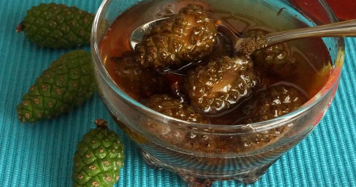 Варенье из сосновых шишек. Варенье из шишек сосны рецепт польза. Варенье из хвойных шишек. Варенье из сосновых шишек. Варенье из сосновой шишки.