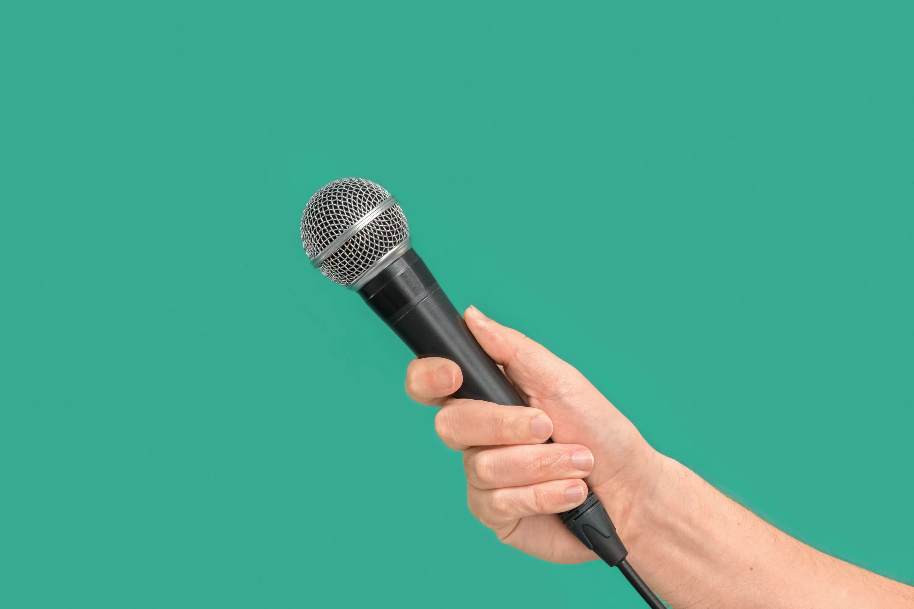 Зеленый микрофон в правом. Микрофон к068. Рука с микрофоном. Микрофон на зеленом фоне. Микрофон для интервью.