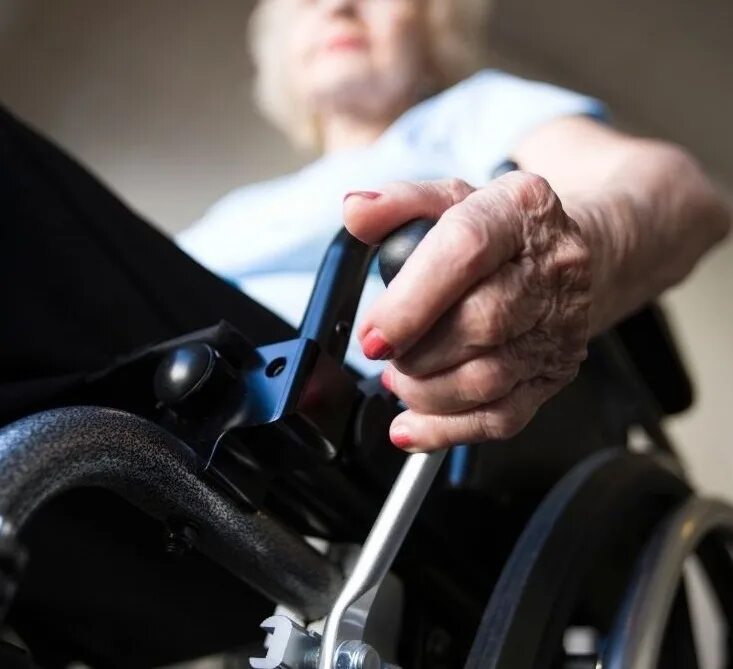 Инвалидизации пациента. Реабилитация после инсульта. Сиделка картина. Встаёт с инвалидного кресоа. Мужчина в инвалидной коляске.