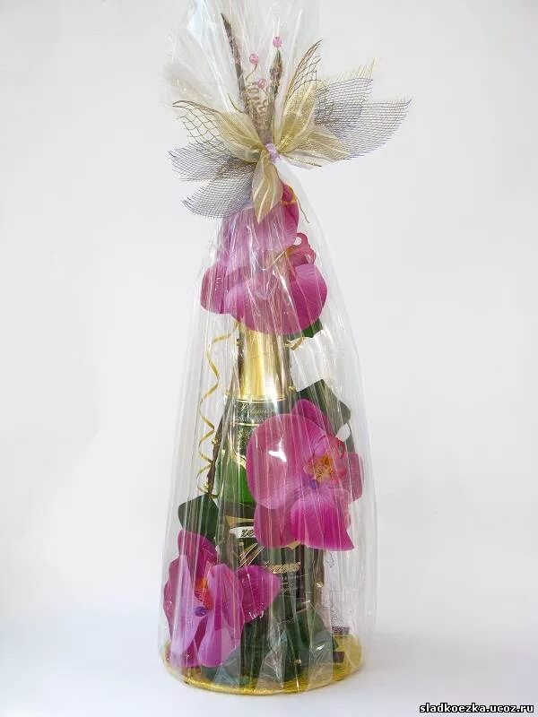 Упаковать шампанское и конфеты. Как упаковать шампанское в прозрачную пленку. Упаковка конфет в прозрачную пленку. Упаковать бутылку в прозрачную пленку. Слюда для упаковки.