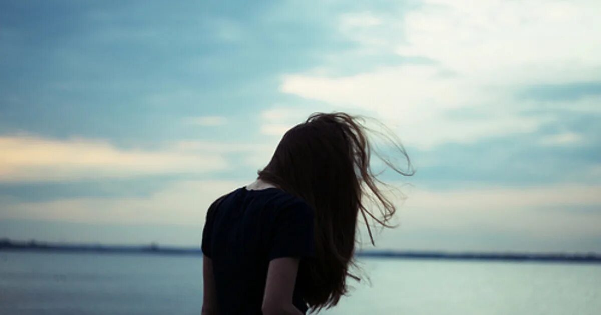 Грустная девушка спины. Девушка в темноте со спины. Грустная девушка спины. Печальная брюнетка. Со спины на аву.