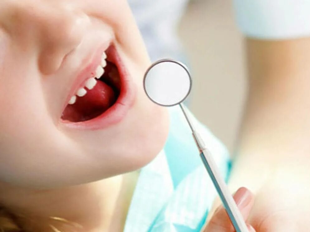 Как лечат молочные зубы. Кариес молочных зубов детская стоматология. Ребенок у стоматолога. Бутылочный кариес молочных зубов. Профессиональная гигиена зубов у детей.