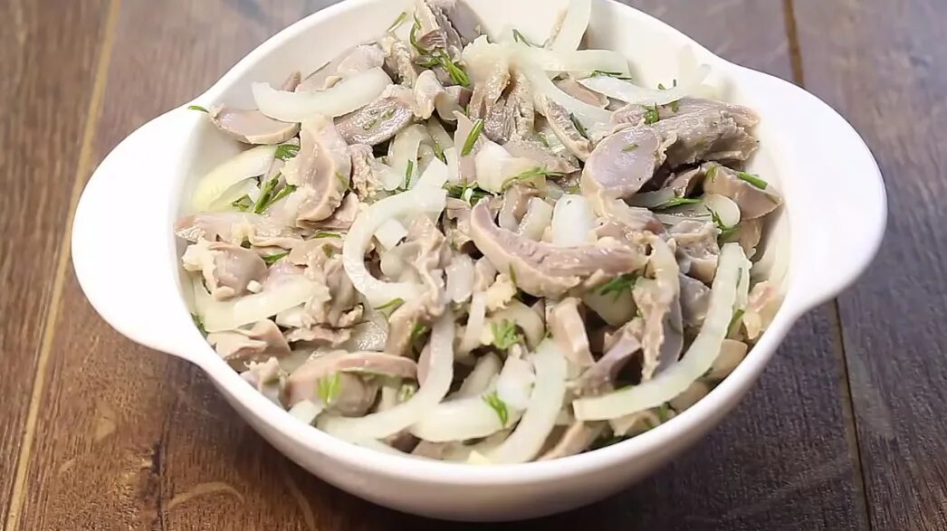 Желудки с маринованным луком салат. Салат мужские слезы. салат слезы мужчины. салат с желудками. салат с желудками куриными и маринованным луком.