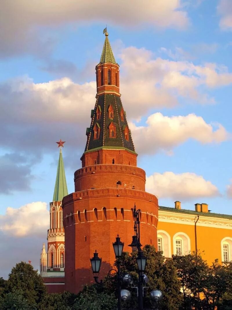 Угловые башни кремля. Угловая арсенальная башня московского кремля. угловая арсенальная (собакина) башня. собакина башня московского кремля. угловая арсенальная башня башни московского кремля.