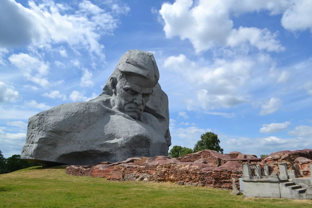 Мемориальный комплекс Брестская крепость-герой. Белоруссия Брестская крепость. Достопримечательности Беларуси Брестская крепость. Крепость герой Брест. Экскурсия в брестскую крепость