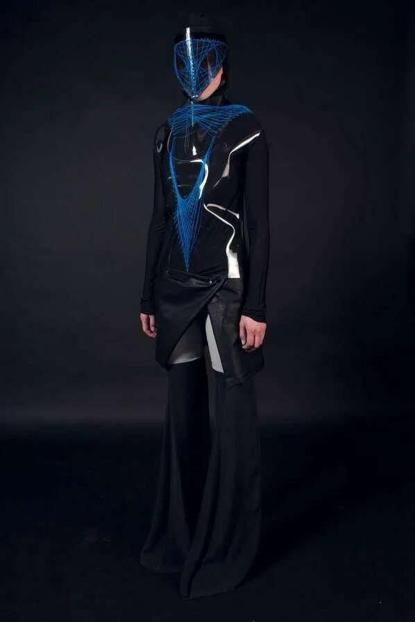 Одежда будущего. Gareth pugh 2020. Костюм будущего мужской. Футуристическая одежда женская. Футуристичный костюм.