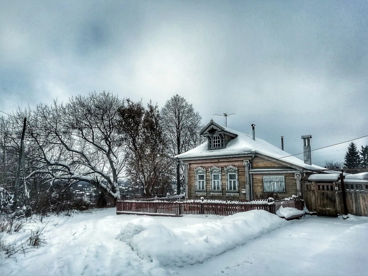 Домик на самой окраине песня. Домик на окраине. Домик на окраине города. Окраинный дом. Дом на окраине поселка.