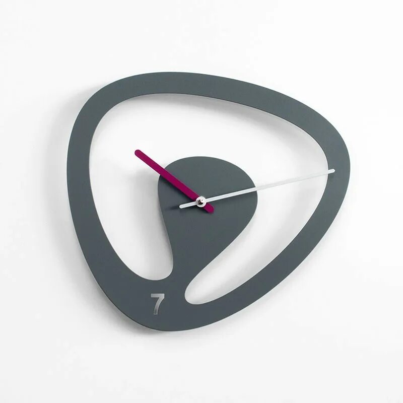 отец внимательно осматривает настенные часы. прикольные часы на стену. циферблат с обратным ходом. настенные часы современные дизайнерские. часы настенные.