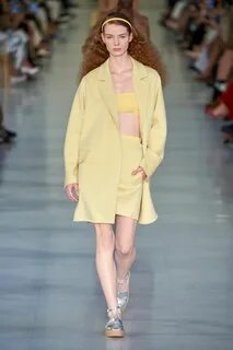 Показ max mara