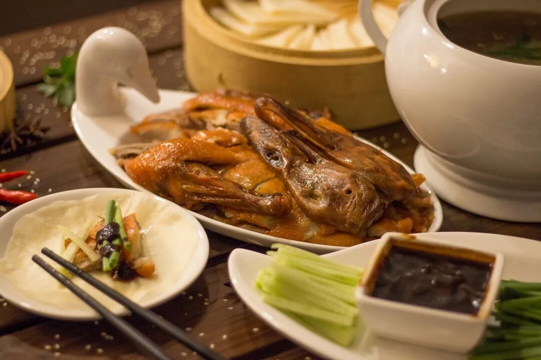 J peking duck. Аньшань пекинская утка. Пекинская утка в Алматы. Утка по пекински. Утка по пекински в ресторане.