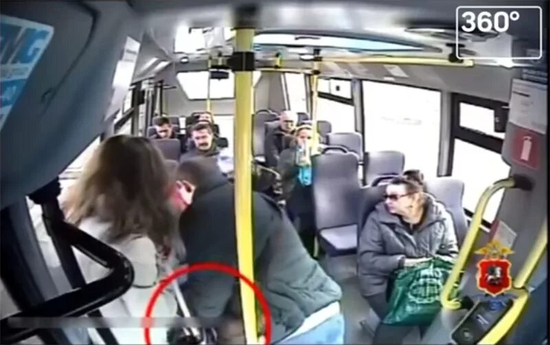 Случай в общественном транспорте. Человек сидит в автобусе. Пассажиры в автобусе. Люди в автобусе.