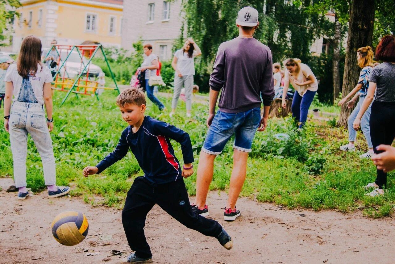 Ребята играют на улице. Дети во дворе. Игры во дворе. Детские игры во дворе. Дети играющие во дворе.