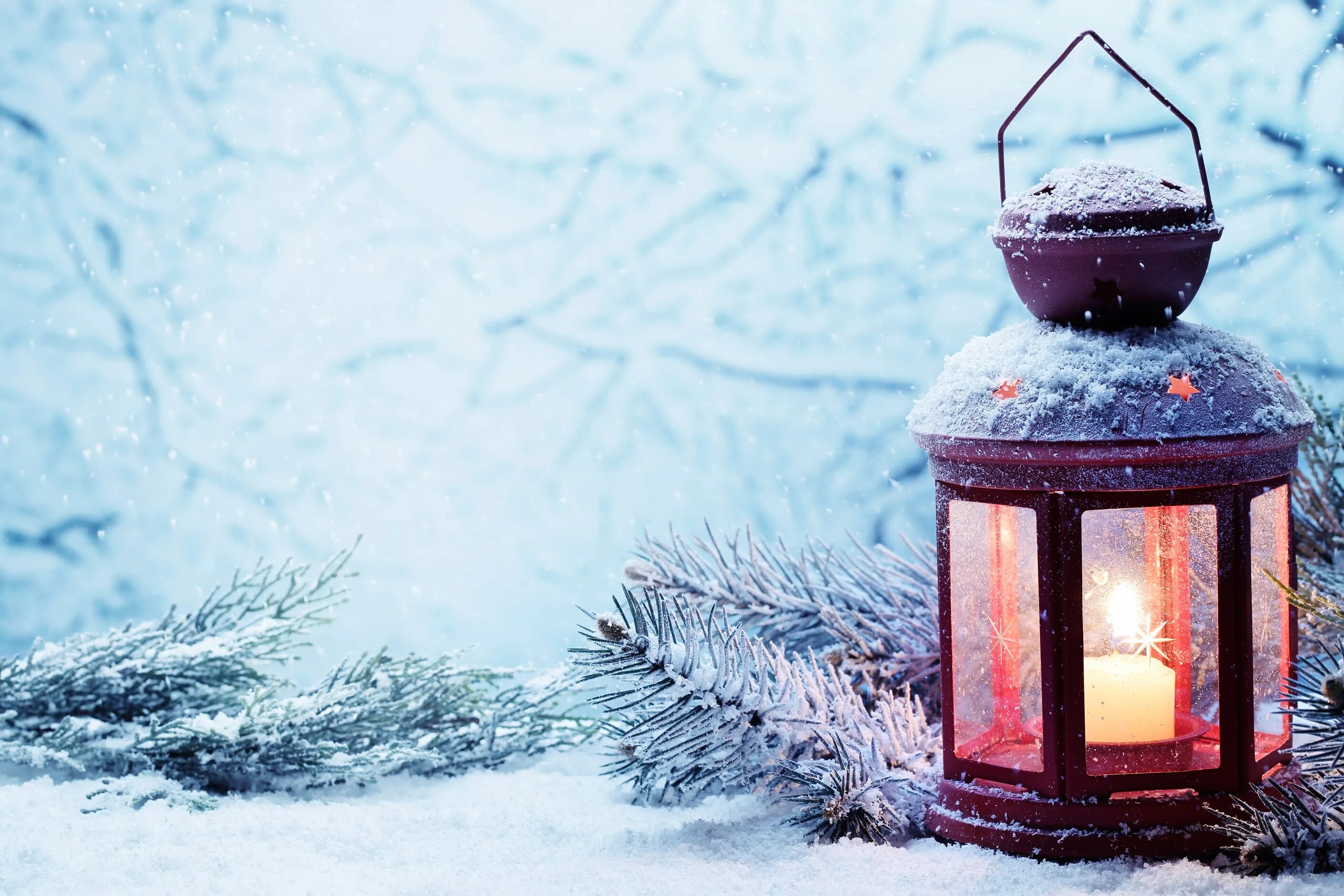 снег фонарь. фонарики зимой. фонарь новогодний. фонарики зимой. фонарик новогодний.