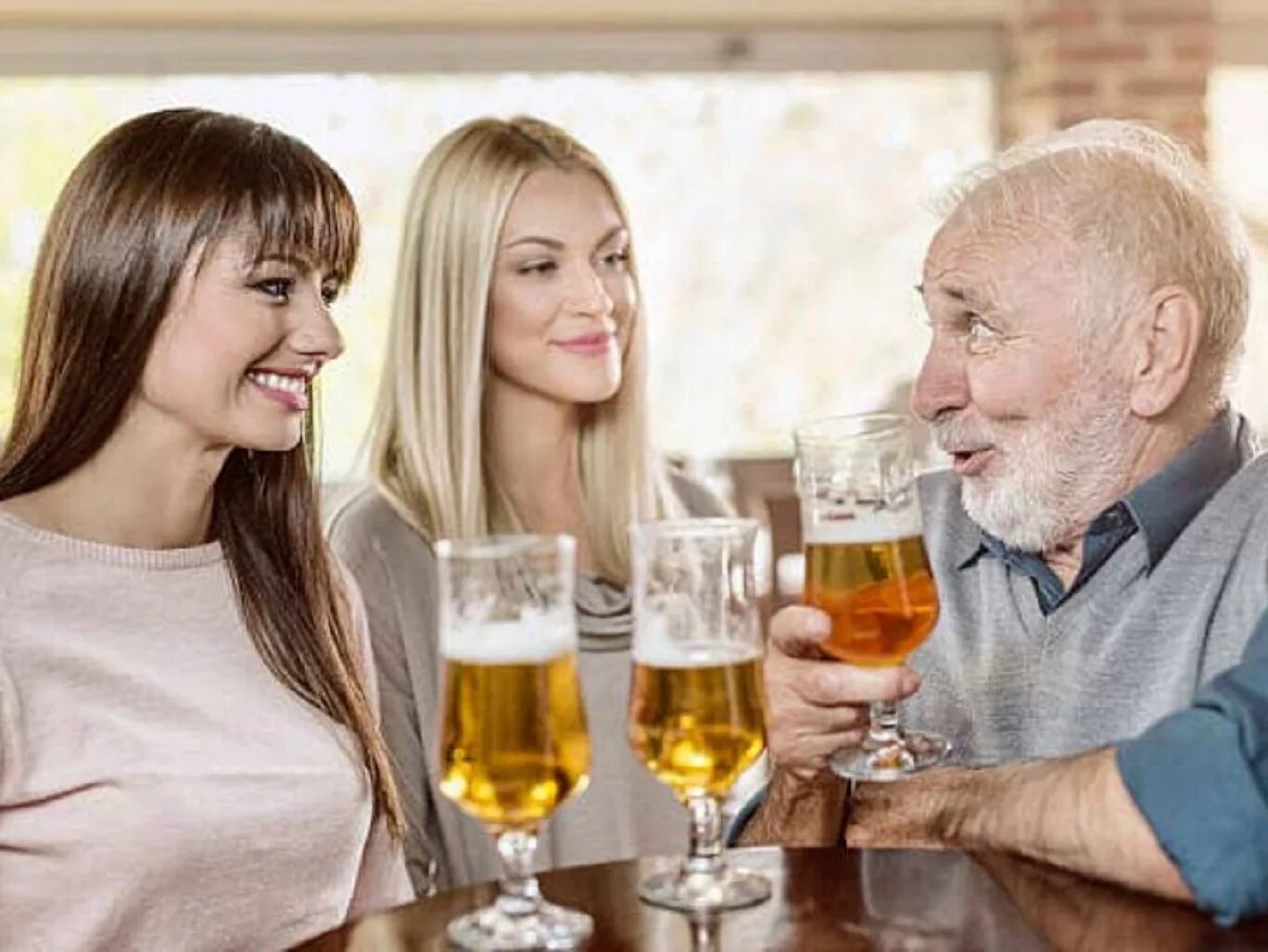 Old man blonde. Дедушка и девушка. Дедушка с молодой девушкой. Старичок и девушка.