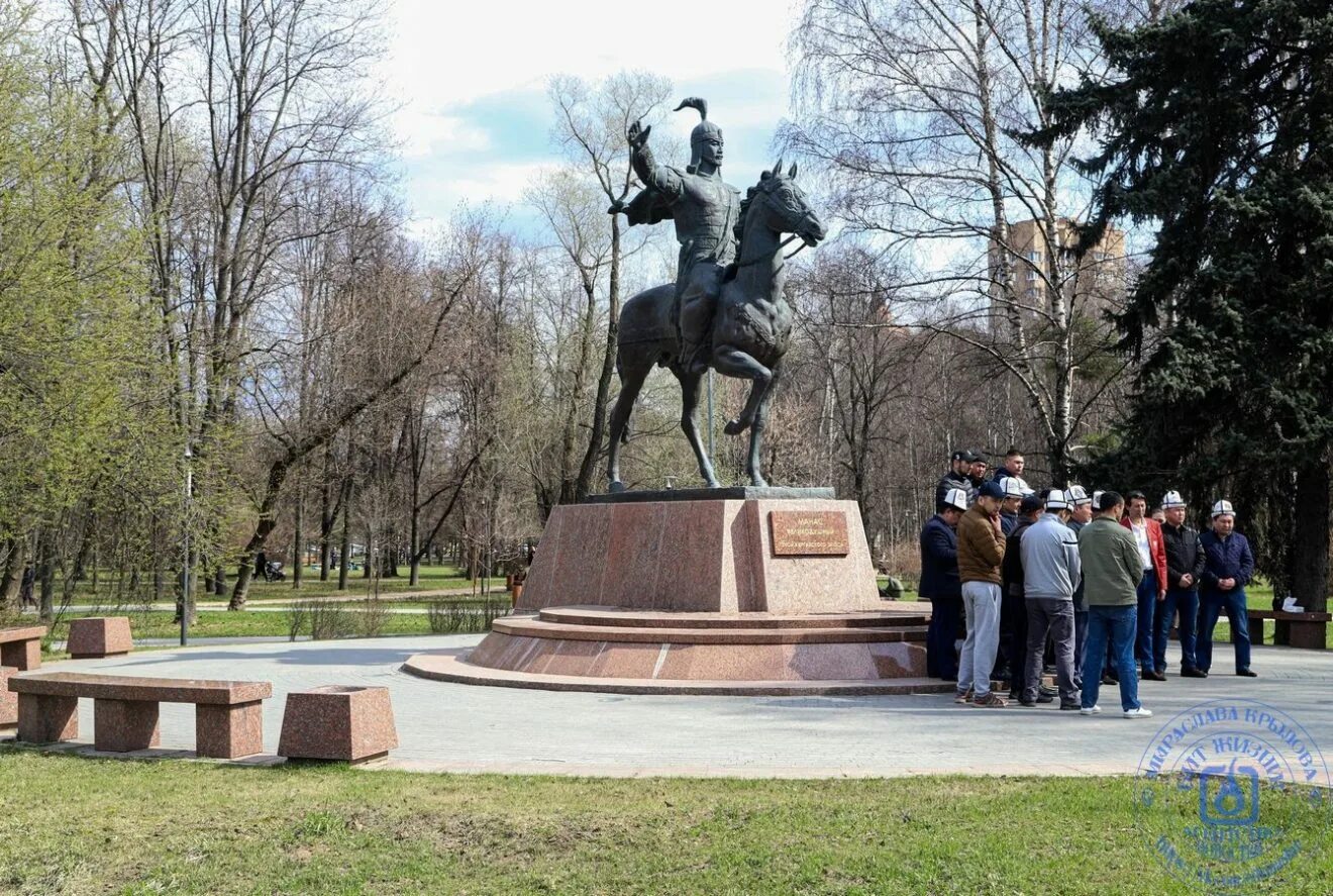 Памятник былинному герою. Памятник манасу великодушному в москве. манас великодушный памятник. манас великодушный памятник парк дружбы. манас в парке дружбы.