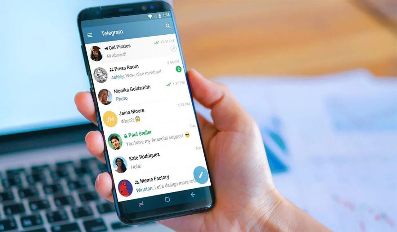 Telegram телефон. Телеграмм. Мессенджер телеграмм. Телеграмм на телефоне. Телефон в руке телеграм.