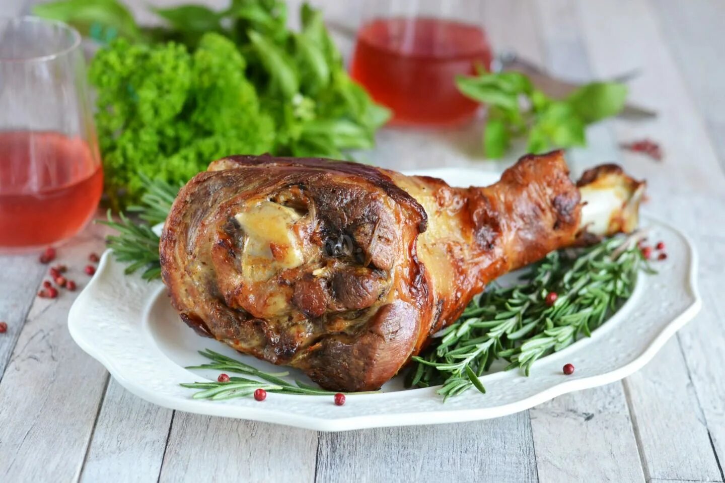 Индейка голень замаринованная. Голень индейки в духовке. Индюшачьи голени в духовке. Голень индейки запеченная. Голяшка индейки.