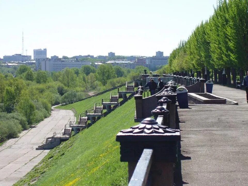 Погулять кемерово. Набережная реки Томь в Кемерово. Притомская набережная Кемерово. Достопримечательности Кемерово Притомская набережная. Набережная Кемерово памятники.