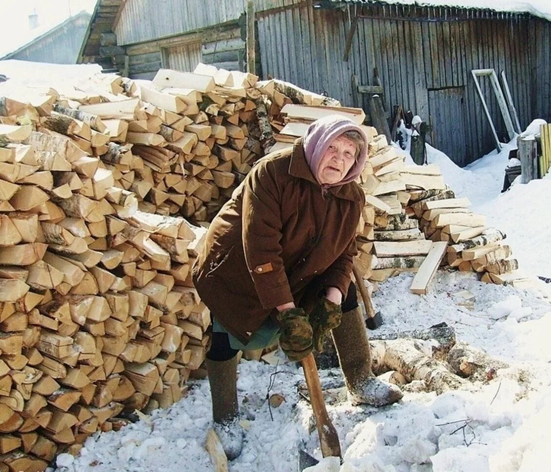 Бабушка с дровами. Бабка с дровами. Женщина с дровами. Дрова в деревне.