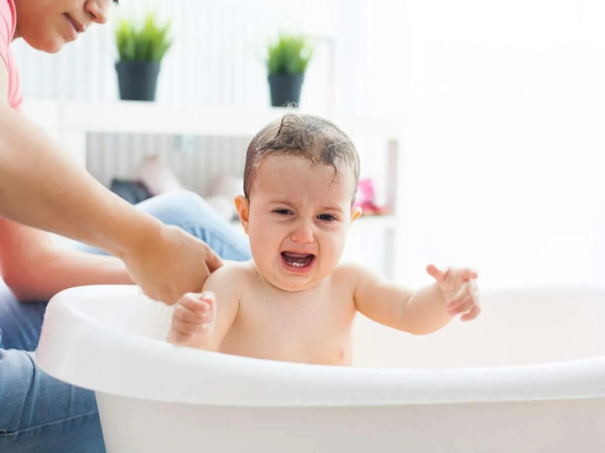 Child bath. Купание малыша. Малыш купается. Bath для детей. Младенец купается.