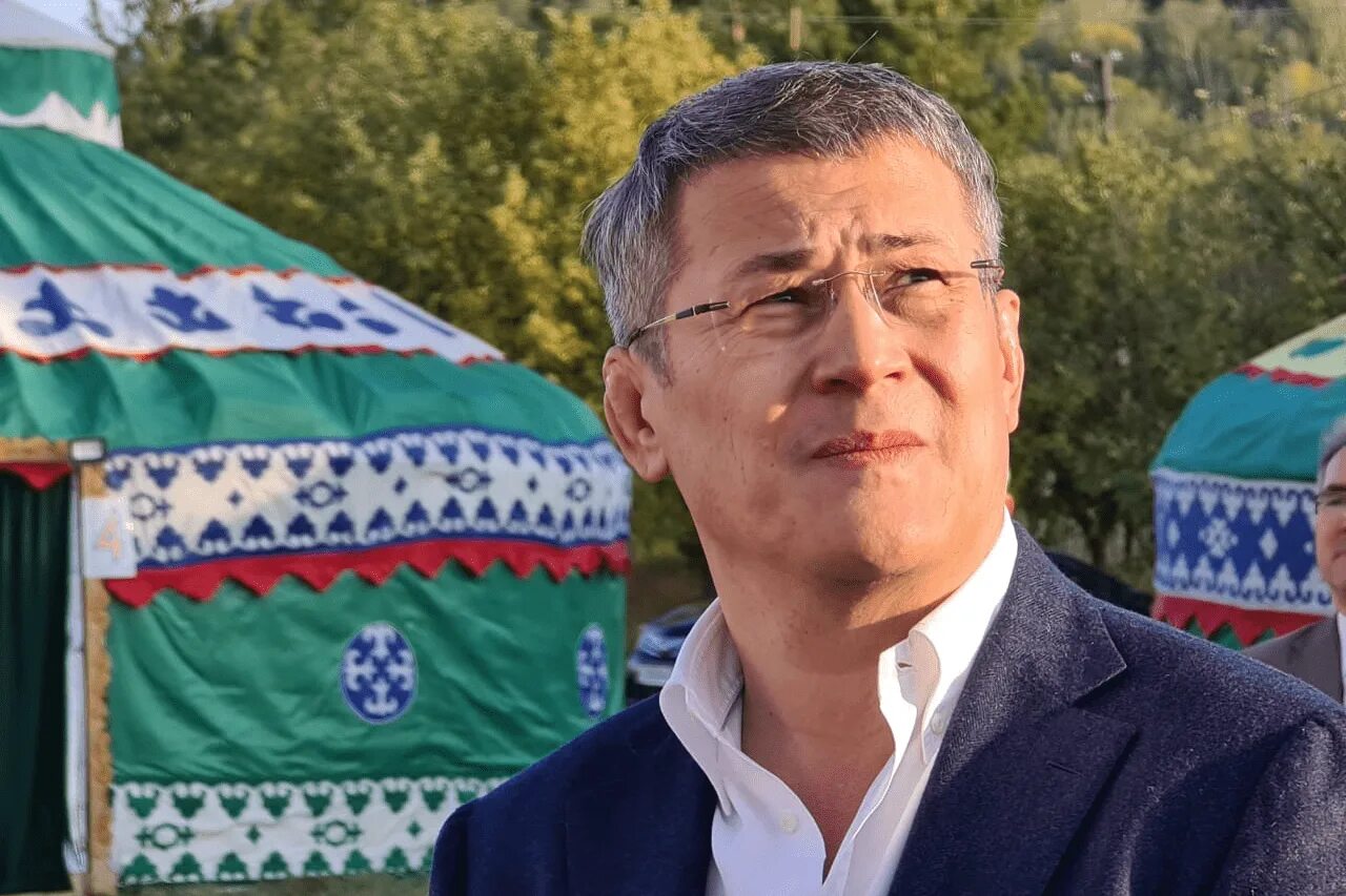 Президент республики башкортостан радий хабиров портрет. Глава башкирии радий хабиров. Радий хабиров. Алан марзаев радий хабиров плов. Хабиров радий фаритович глава башкортостана.
