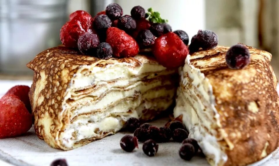 Блины с кремом чиз. Блинный торт «фруктовый рай». Блинный торт с творожным кремом. Блинный тортик с творожным кремом. Торт из блинов с творогом.