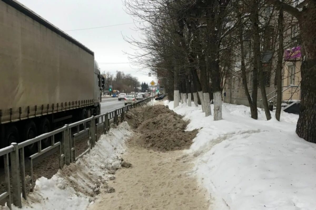 Бутырка на дороге грязный снег. Грязный снег у дороги. Грязный сугроб. Фотография грязного снега.